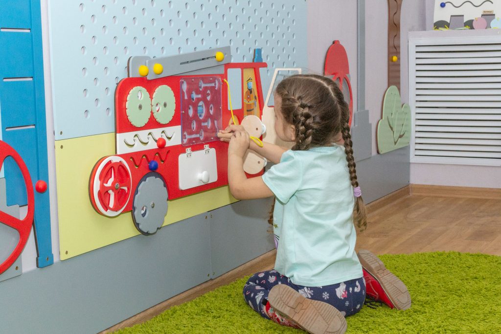 Развивающая панель "Городская среда: Пожарная часть". Декоративная панель для оформления стен в детском саду, в дошкольном учреждении.
