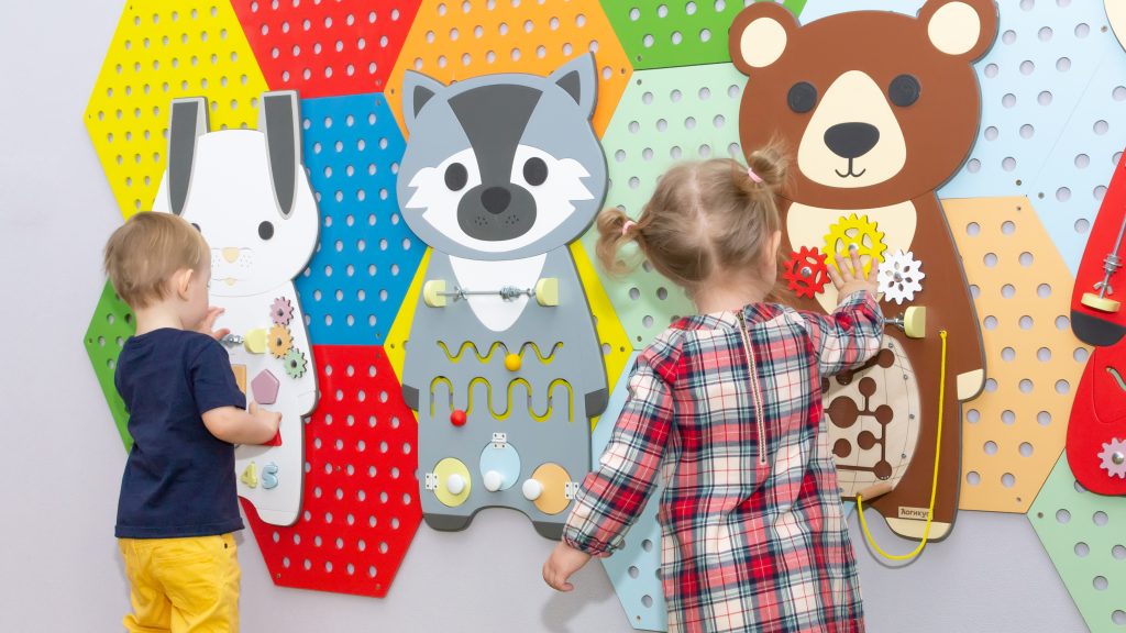 Готовый настенный комплект, набор бизибордов "Лесные животные". Для оформления стен в детском саду, в дошкольном учреждении.