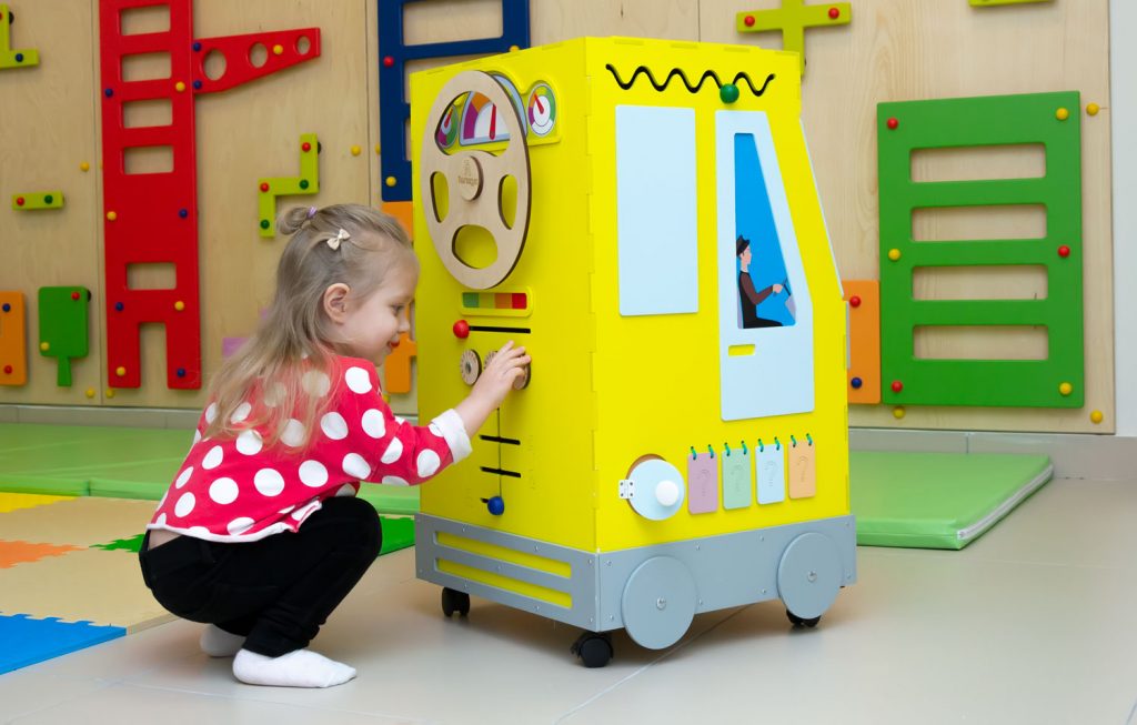 Бизиборд "Бизикар: такси". Развивающее оборудование для детских садов и дошкольных учреждений производство компании «Логикус».