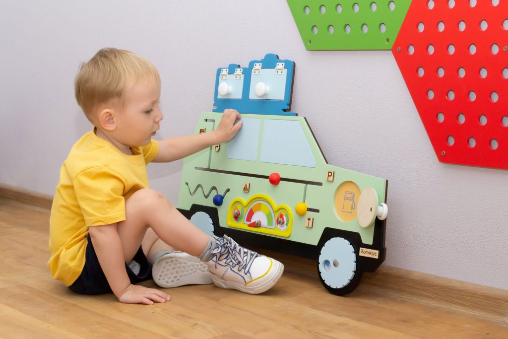 Бизиборд "Автомобиль". Для оформления стен в детском саду, в дошкольном учреждении.